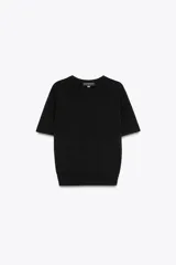 Jersey de punto fino con cuello redondo y manga corta, con terminaciones en rib en cuello, mangas y ruedo.