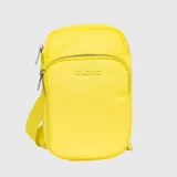 Phone bag de diseño compacto y minimalista, color amarillo vibrante, con cierre metálico frontal y correa ajustable. Presenta el logo de la marca grabado en el frente.