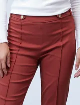 Pantalón negro de gabardina elastizada, corte slim, con pretina ancha con aplique de botones y largo de pierna pespunteado.