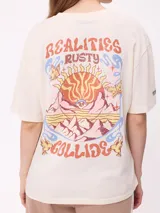 Remera de algodón con corte holgado, color crema, con estampado gráfico en la espalda que incluye un sol, montañas y mariposas con la frase Realities Rusty Collide.