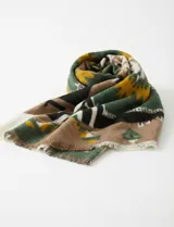 Pashmina o chal de tejido grueso, con diseño geométrico en bloques de color. Predominan los tonos crema, verde oscuro, marrón y negro. Presenta bordes deshilachados.