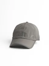 Gorro deportivo tipo jockey color verde militar, con visera curva y un pequeño logo bordado en el frente.