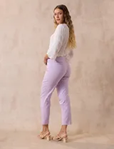 Pantalón recto color verde esmeralda de gabardina elastizada, marca Zac & Rachel. Pretina ancha con faja interna modeladora. Delantera con bolsillos simulados. Trasera con bolsillos ojal.