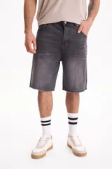 Bermuda de jean de algodón estilo baggy color negro con efecto gastado.
