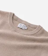 Suéter de punto para hombre, color celeste, con textura acanalada horizontal, cuello redondo y mangas largas con puños ajustados.