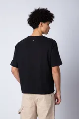 Remera de corte boxy y holgado, confeccionada en algodón pesado, con cuello redondo y diseño liso.