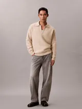 Sweater de punto de lana de alpaca cepillada, color beige, con cuello johnny y manga larga. Diseño de corte regular con puños y ruedo acanalados.