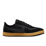 Championes Nike SB modelo FC Classic, color negro con suela de goma color tostado. Presentan una mezcla de texturas con detalles en cuero y gamuza, swoosh lateral tono sobre tono y etiqueta con logo en la lengüeta.