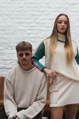 Pollera pantalón corta color negro, con corte evasé y bolsillos laterales.