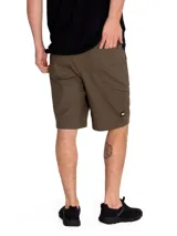 Short de gabardina color verde oliva, con cierre de cremallera y botón, bolsillos laterales y traseros, y corte regular.