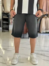 Bermuda de jean de corte baggy y tiro medio, con diseño clásico de cinco bolsillos y lavado claro.