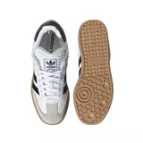 Championes adidas modelo Samba XLG, con diseño clásico de cuero blanco, tres rayas laterales negras, puntera de gamuza gris y suela de goma color caramelo con plataforma elevada.