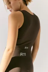 Top sin mangas de tejido acanalado, con escote redondo y diseño ajustado al cuerpo.