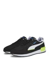 Championes deportivos Puma Runtamed de color negro con la franja característica en blanco, detalles en verde lima en la entresuela y suela blanca.