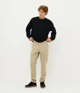 Pantalón masculino de corte skinny confeccionado en sarga de algodón con elastano. Presenta cierre frontal con botón y cremallera, cintura con trabillas y bolsillos laterales y traseros.