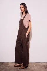 Enterito marrón con estampado animal print, con tirantes y botones.