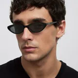 Lentes de sol con montura cat-eye slim de diseño minimalista y elegante, con lentes polarizadas negras.