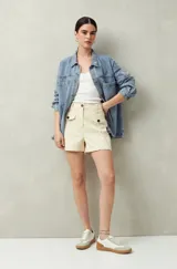 Short de tiro alto confeccionado en algodón, con bolsillos delanteros con solapa y botones a la vista. Presenta costuras verticales decorativas en el frente y un diseño de estilo utilitario.