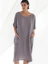 Vestido blanco tizado con bolsillos laterales.