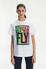 Remera blanca de algodón con estampa rectangular en el frente con el texto "Button Your Fly" en letras de colores y el logo de Levi's 501.