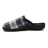 Pantufla cerrada con capellada de tela escocesa en tonos azul, blanco y rojo.