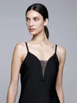 Vestido negro de cóctel con breteles finos y falda midi con volados.