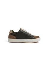 Championes de diseño clásico en ecocuero color negro, con puntera y talón en ecogamuza marrón, suela blanca de goma y cordones en tono tostado.