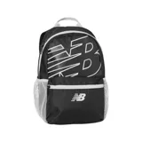 Mochila negra con detalles en blanco, logo de New Balance estampado en el frente, bolsillo frontal con cierre, bolsillos laterales de red y correas ajustables.