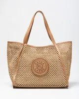 Cartera tipo tote de diseño tejido tipo red color tostado, con asas y detalles en cuero sintético del mismo tono. Incluye un aplique circular frontal perforado con el logo de la marca.