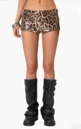 Short tiro bajo con estampado animal print y lentejuelas.