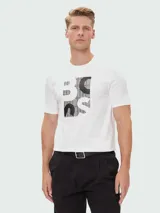 Remera blanca de manga corta con cuello redondo y un gran estampado frontal que forma la palabra "BOSS" con un patrón geométrico en blanco y negro.