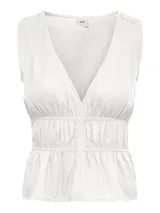 Musculosa blanca con escote en V pronunciado, sin mangas, con cintura fruncida elástica y diseño con vuelo en la parte inferior.