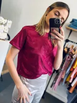 Blusa fucsia de mangas cortas, forrada.