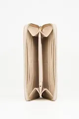 Billetera de charol color cereza con textura tipo cocodrilo y cierre perimetral con cremallera.