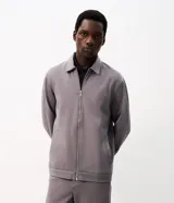 Campera Marfinno para hombre, de sarga texturizada color gris, corte regular, cuello camisero, cierre frontal con cremallera y bolsillos laterales embutidos.