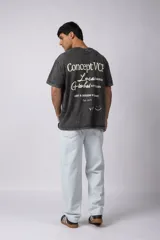 Remera de algodón con efecto lavado gastado, cuello redondo y mangas cortas. Presenta estampados minimalistas en el frente con el logo de la marca y la frase 'Local Based, Global Attitude'.
