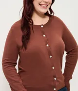 Cardigan de punto color bordó, con cuello redondo, cierre frontal con botones y puños acanalados.