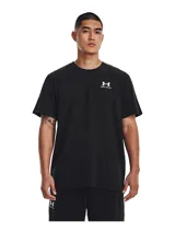 Remera de manga corta Under Armour, confeccionada en tejido de mezcla de algodón y poliéster. Presenta cuello redondo acanalado y logo de la marca estampado en el pecho.