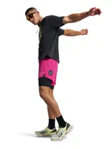 Championes Under Armour modelo UA HB Racer 2, color blanco con detalles en amarillo, gris, negro y fucsia. Cuentan con suela chunky y diseño orientado al running.