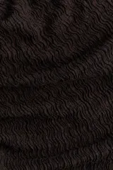 Vestido maxi sin mangas en punto con textura, color marrón oscuro. Modelo de corte ajustado con escote redondo y pliegues en un hombro y en un lado de la cintura para crear un leve efecto drapeado.