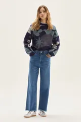 Sweater de tejido de punto con diseño jacquard abstracto en tonos azules y detalles brillantes en lurex. Presenta cuello redondo, mangas largas y puños y ruedo acanalados.