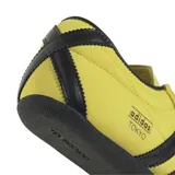 Championes urbanos Adidas modelo Tokyo, color amarillo con las icónicas tres tiras laterales en negro. Presentan un diseño de perfil bajo con suela de goma negra y detalles en gamuza en la zona de los cordones y el talón.