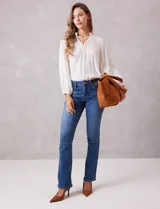 Bolso tipo tote de diseño capitoneado en color marrón, con doble asa para llevar al hombro y cierre mediante botón metálico. Cuenta con forro interno a tono y bolsillos organizadores en su interior.