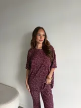 Remerón de viscosa color bordó con estampado de lunares pequeños blancos, cuello redondo y mangas cortas de corte holgado.