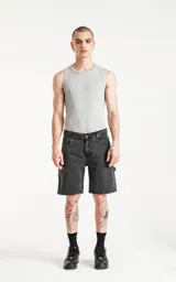 Bermuda de denim color negro lavado, estilo carpintero con bolsillo lateral utilitario y calce oversize.