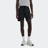 Short deportivo de running color negro, con cintura elástica ajustable mediante cordón, aberturas laterales y forro interior de malla. Cuenta con múltiples bolsillos para almacenamiento.