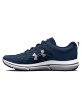 Championes de running Under Armour modelo Charged Assert 10, color azul marino con detalles en blanco. Presentan una parte superior de malla transpirable con revestimientos sintéticos, entresuela con tecnología Charged Cushioning para mayor amortiguación y suela de caucho macizo para mayor durabilidad.