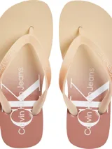 Ojotas Calvin Klein Jeans color beige con diseño degradado en la suela y logo de la marca en la tira y la plantilla.