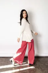 Pantalón jean wide leg color fucsia, tiro medio, con godets, pinzas en espalda y ruedo desflecado.