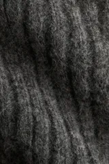 Vestido corto de punto acanalado con diseño entallado, cuello redondo, mangas largas y falda con leve vuelo.